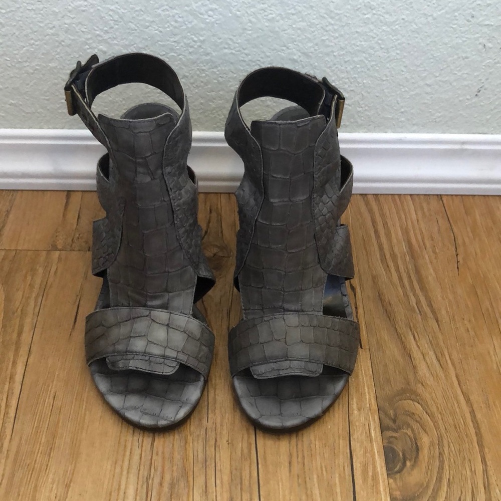 Stuart Weitzman grey leather Alligator print sandals